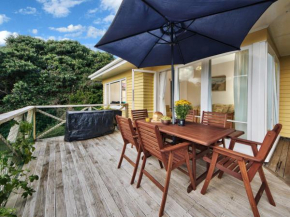 Surfer's Sunshine Cottage - Piha Holiday Home